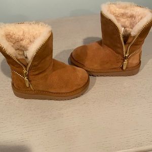 Toddler girl Ugg’s